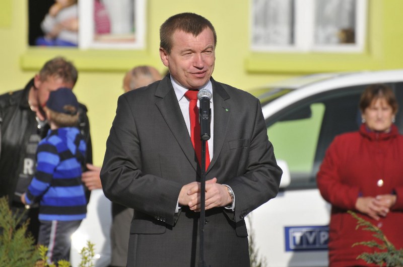 Członek Zarządu Województwa Zachodniopomorskiego Jarosław Rzepa gratulował samorządowi gminny zakończenie realizacji projektu.