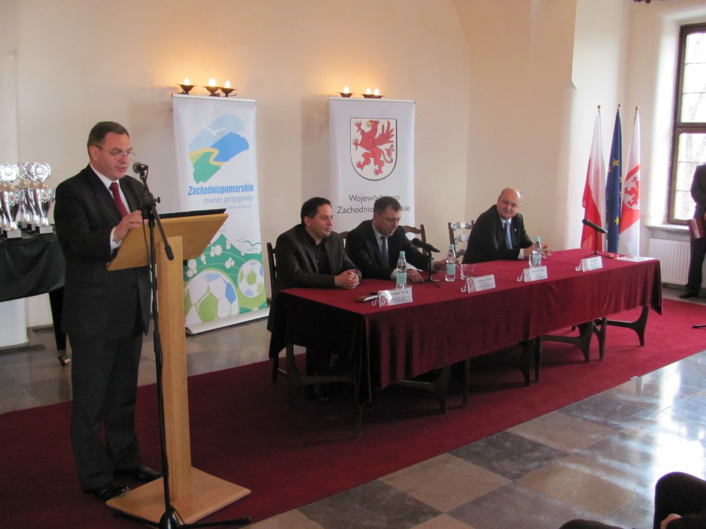 Marszałek Władysław Husejko przemawia w czasie "Sportowego Podsumowania Roku 2010".