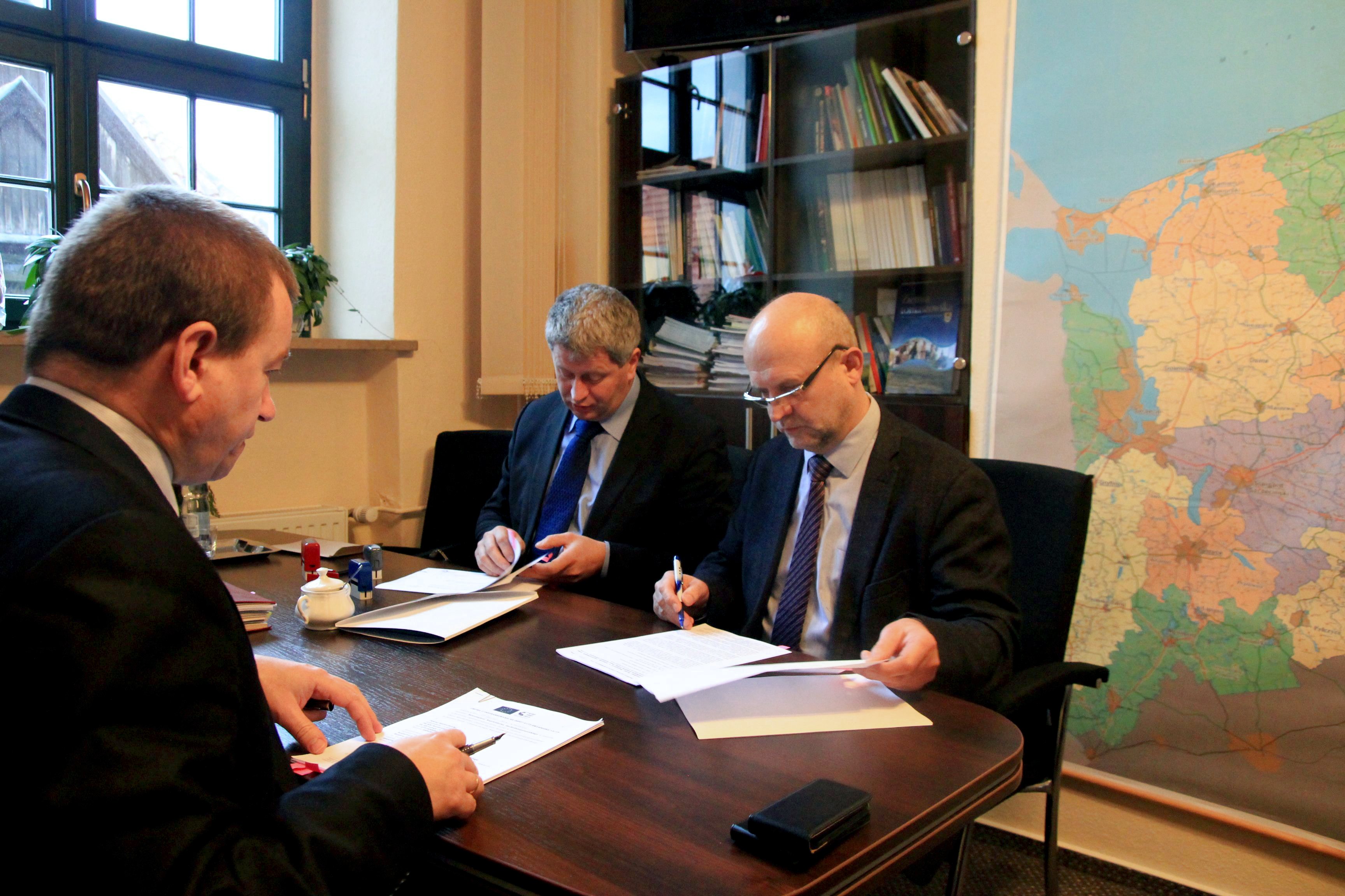 Umowę podpisali 13 stycznia 2014 r. w Szczecinie członek Zarządu Województwa Zachodniopomorskiego Jarosław Rzepa oraz starosta Powiatu Szczecineckiego Krzysztof Lis i członek zarządu Powiatu Ryszard Andrzej Jasionas.