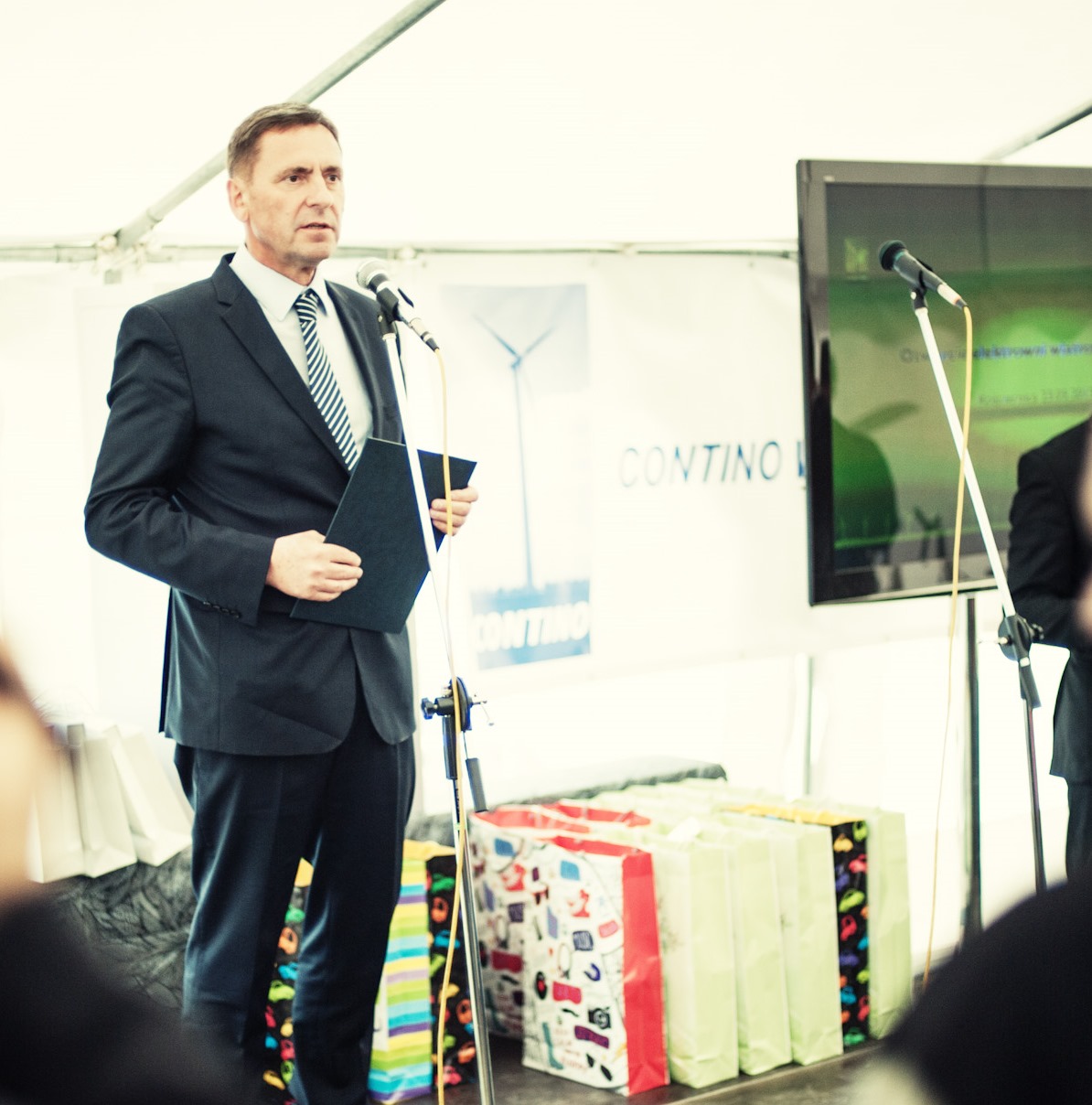 W otwarciu nowej elektrowni wiatrowej w Kościernicy w Gminie Białogard udział wziął Wicemarszałek Województwa Zachodniopomorskiego Andrzej Jakubowski