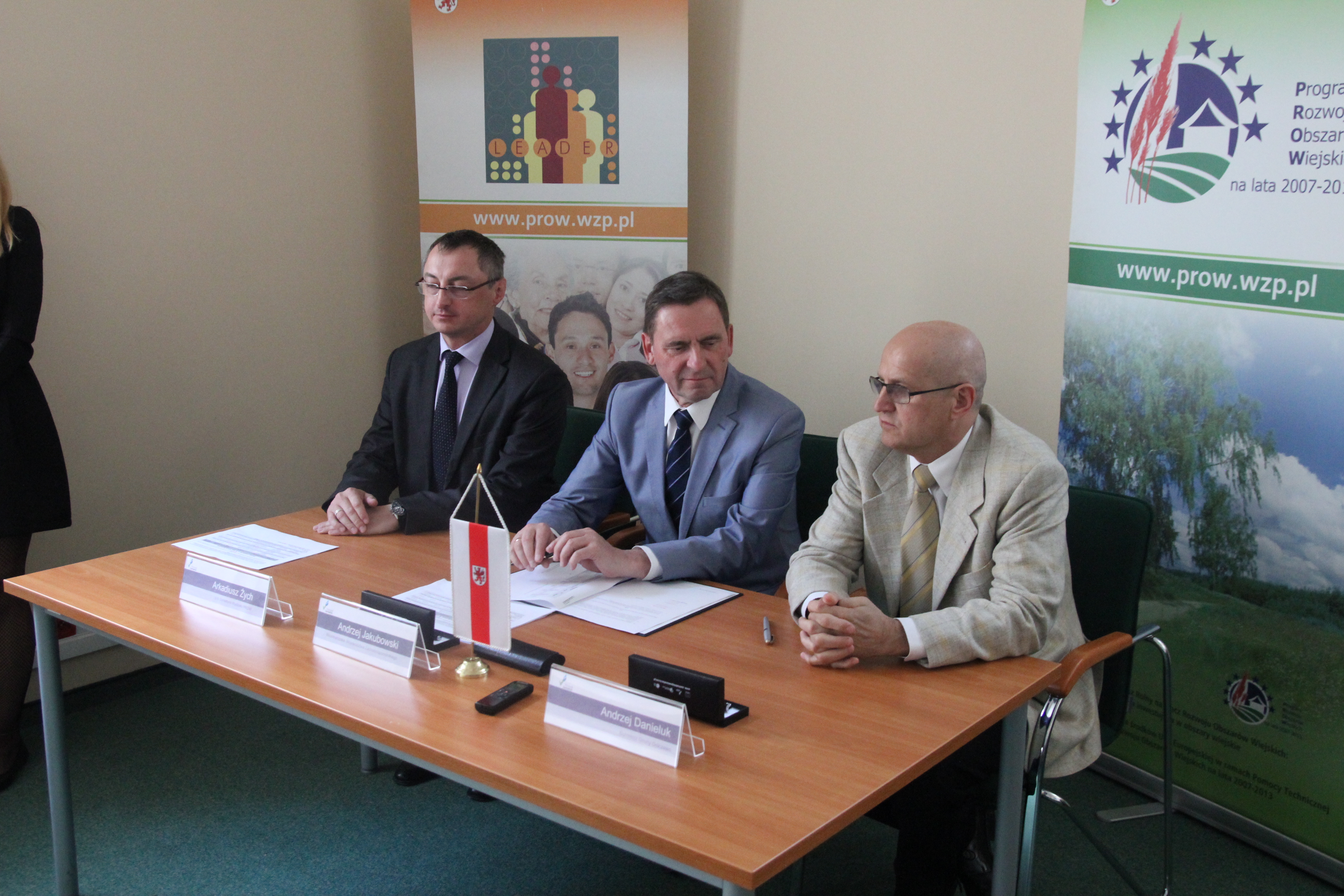 Za moment podpisanie umowy pomiędzy wicemarszałkiem Województwa Zachodniopomorskiego Andrzejem Jakubowskim i burmistrzem Golczewa Andrzejem Danielukiem.