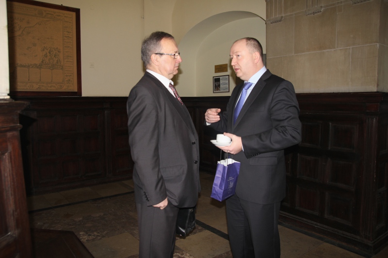 W kuluarach też trwały rozmowy. Pełnomocnik wojewody Witold Kępa (z lewej) dyskutuje ze starostą goleniowskim Tomaszem Stanisławskim.