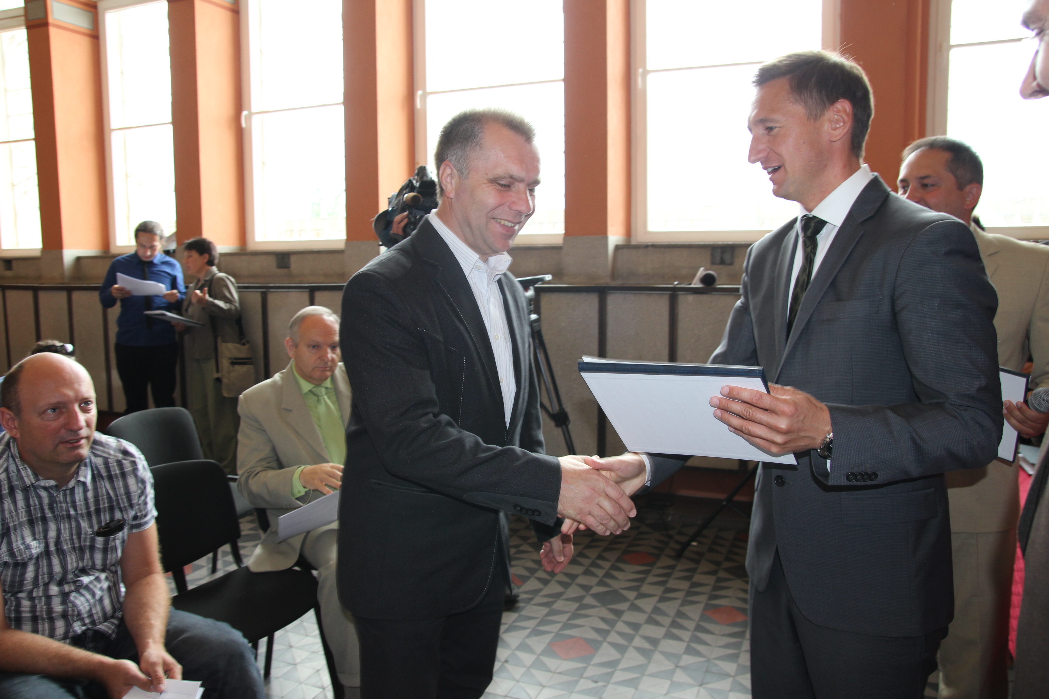 Marszałek Olgierd Geblewicz oraz wicemarszałek Wojciech Drożdż przekazują symboliczne czeki przybyłym gościom
