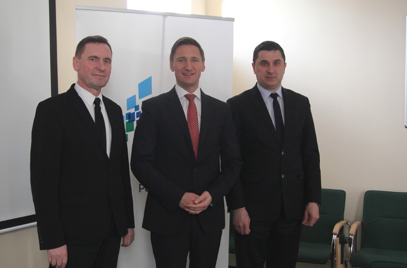 Podsekretarz stanu w Ministerstwie Infrastruktury i Rozwoju Marceli Niezgoda, marszałek województwa zachodniopomorskiego Olgierd Geblewicz oraz wicemarszałek województwa zachodniopomorskiego Andrzej Jakubowski (w kolejności od prawej).