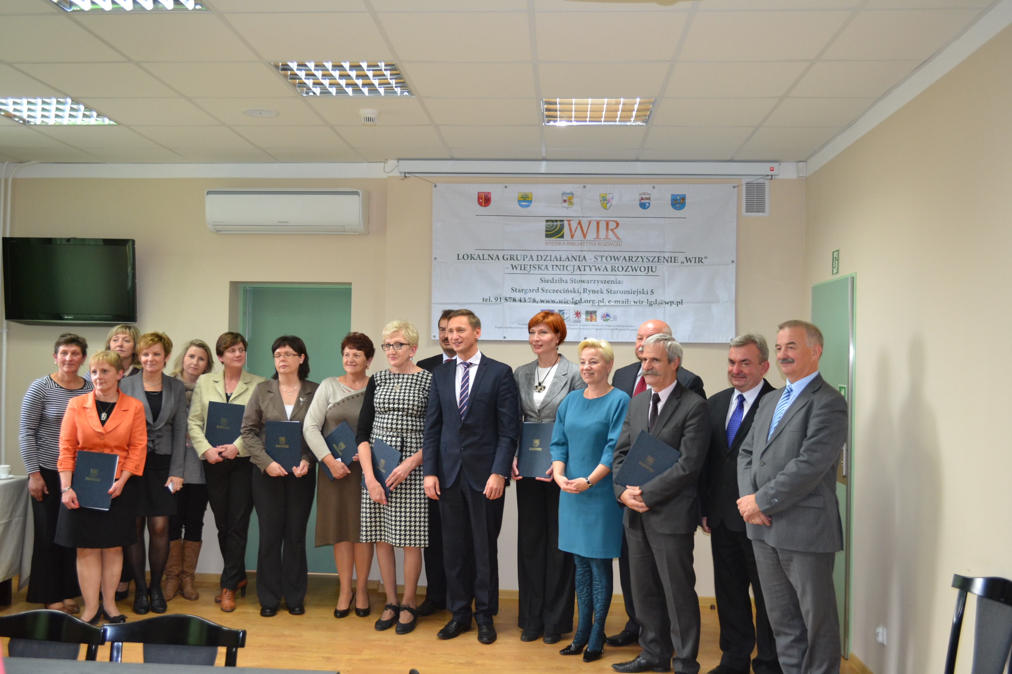 Wspólne zdjęcie zakończyło uroczystość w stargardzkim Urzędzie Gminy.