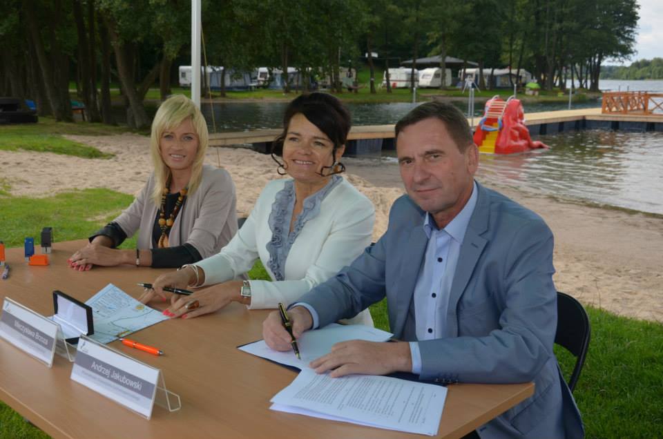 Uroczyste podpisanie umowy z udziałem Wicemarszałka Województwa Zachodniopomorskiego Andrzeja Jakubowskiego oraz burmistrza gminy Bobolice Mieczysławy Brzozy.