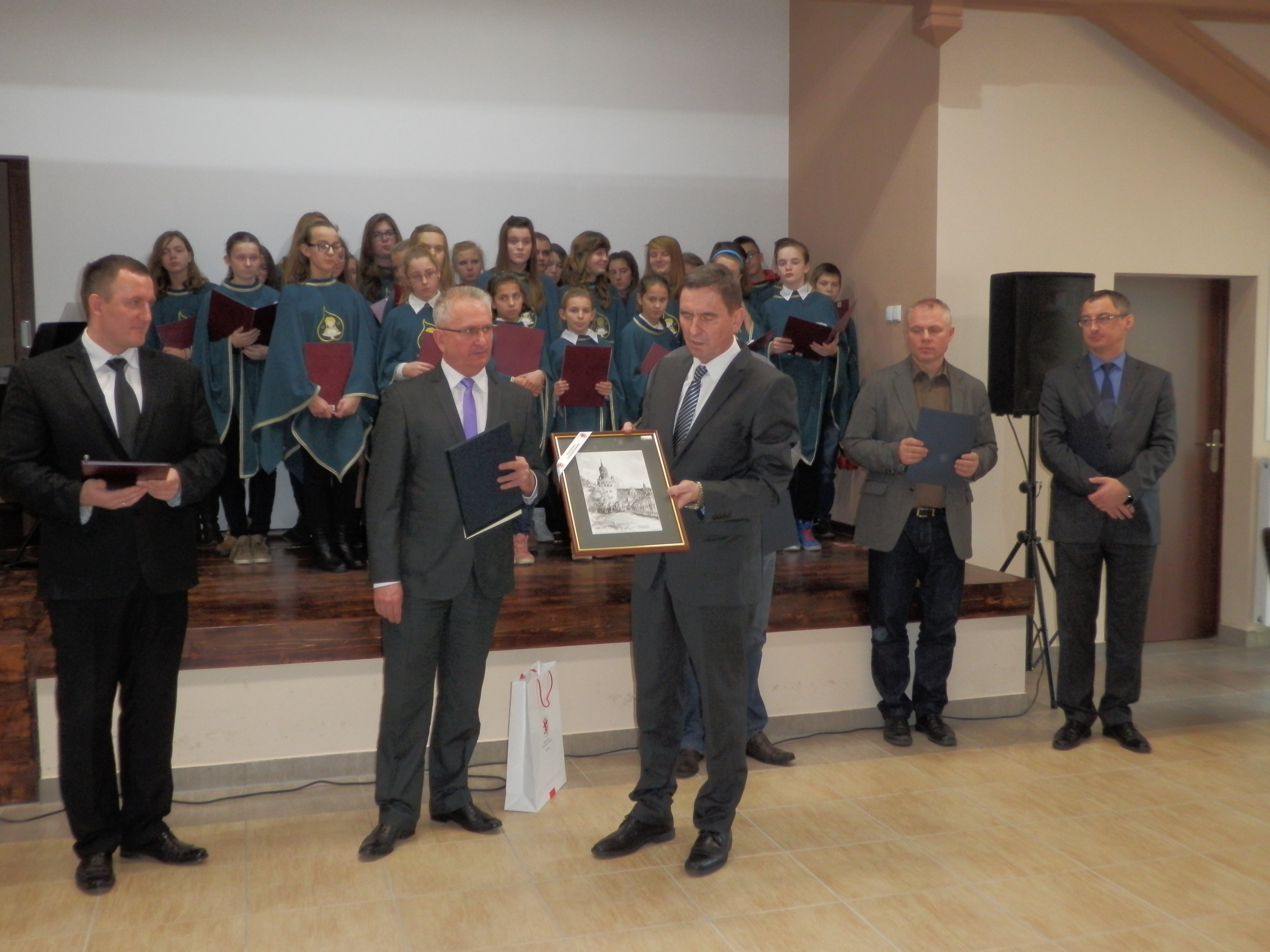 Wicemarszałek Województwa Zachodniopomorskiego Andrzej Jakubowski wręcza pamiątkową grafikę.