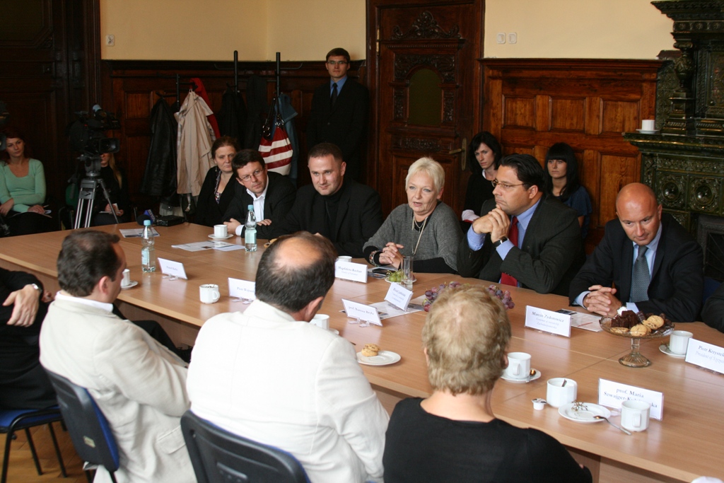 wojewoda Marcin Zydorowicz, wicemrszałek Witold Jabłoński, posłanka Magdalena Kochan, pełnomocnik Sylwester Ostrowski, były wiceprezydent Szczecina Tomasz Jarmoliński, dziennikarka PR Szczecin, Małgorzata Frymus