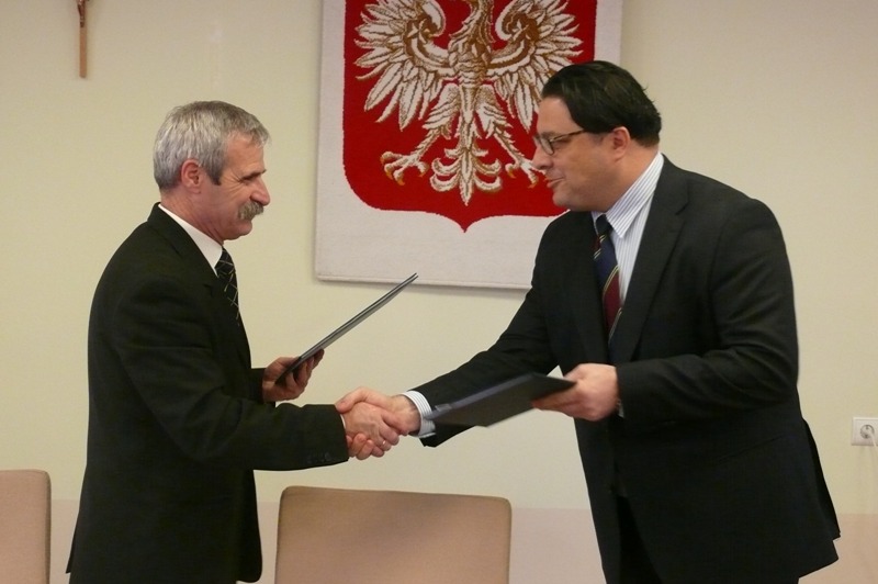 Umowy podpisane. Wicemarszałek Witold Jabłoński gratuluje staroście Waldemarowi Gilowi