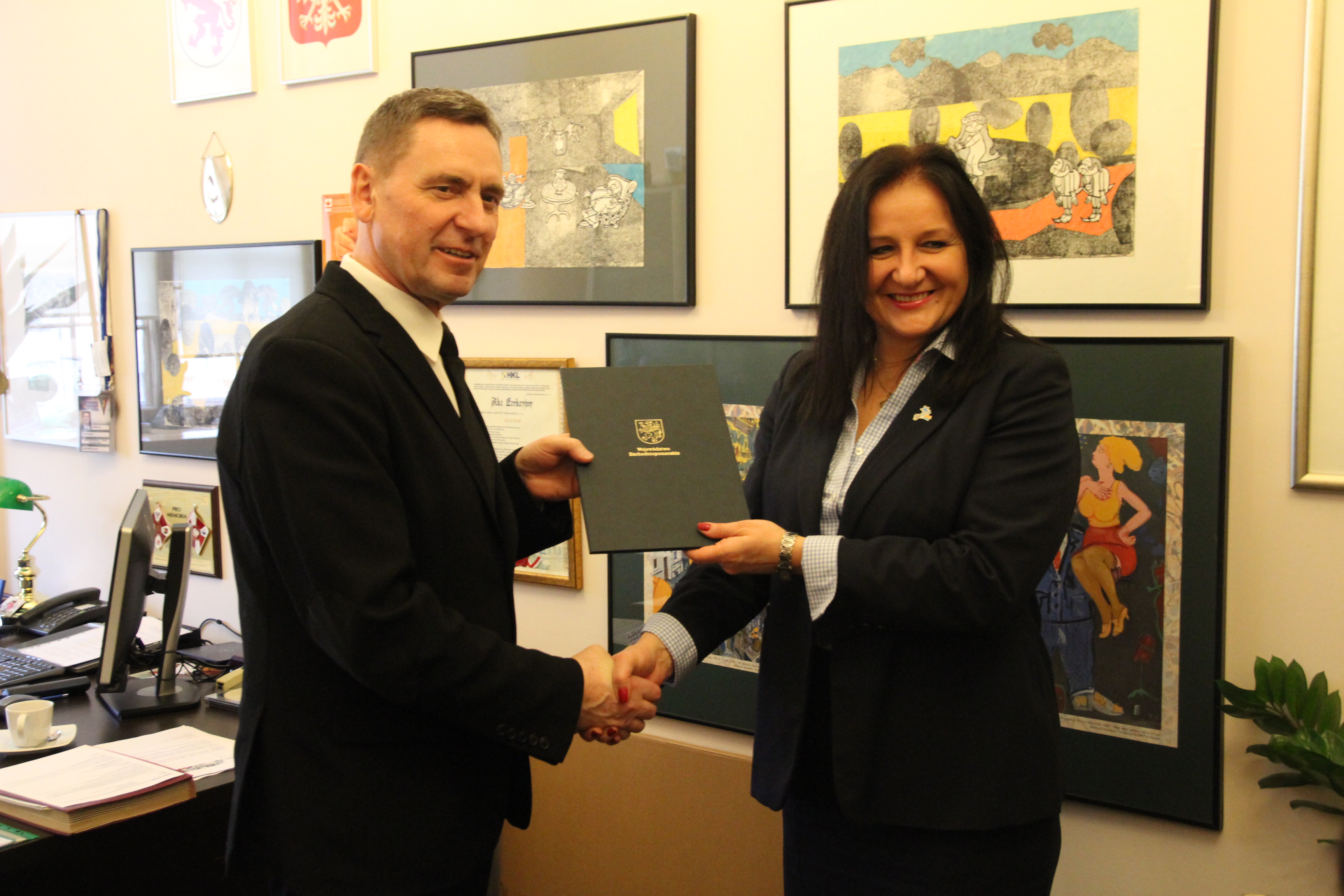 Wicemarszałek Województwa Zachodniopomorskiego Andrzej Jakubowski podpisał również umowę z Ośrodkiem Sportu i Rekreacji w Stargardzie Szczecińskim, który reprezentowała prezes Beata Radziszewska.