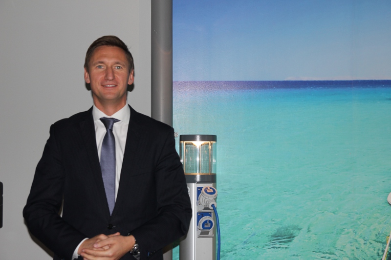 Marszałek Olgierd Geblewicz na tle jednego z dystrybutorów produkowanych przez Garo Polska.