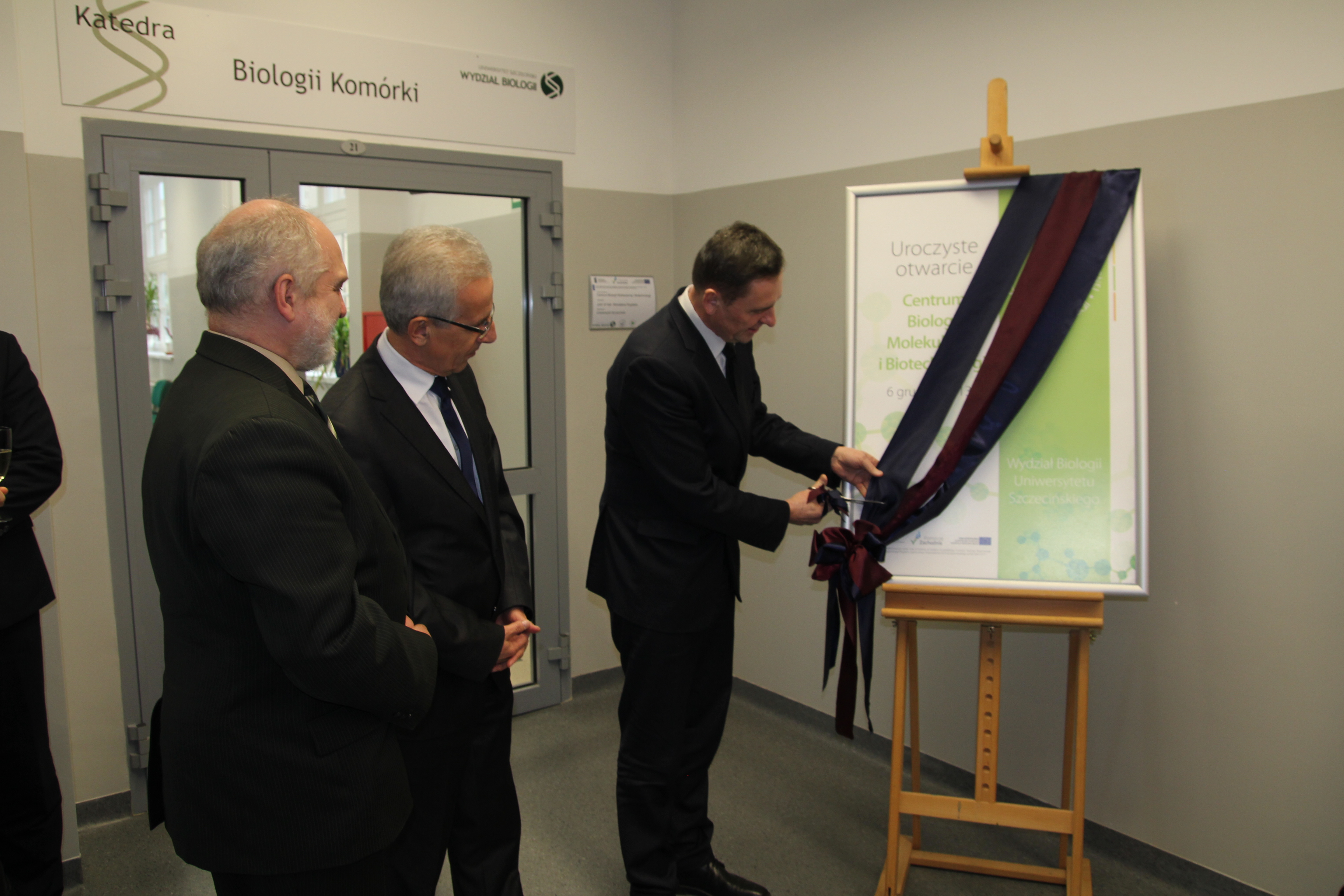 Centrum Biologii Molekularnej i Biotechnologii Uniwersytetu Szczeciński oficjalnie otwarte. Wstęgę przecina wicemarszałek Województwa Zachodniopomorskiego Andrzej Jakubowski.