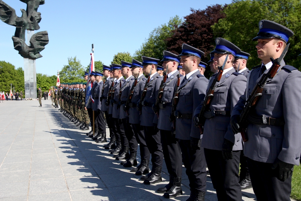 W ramach uroczystości odbył się ceremoniał wojskowy - m.in. złożenie meldunku, przegląd Kompanii Honorowych, odegranie hymnu państwowego oraz wciągnięcie flagi państwowej na maszt