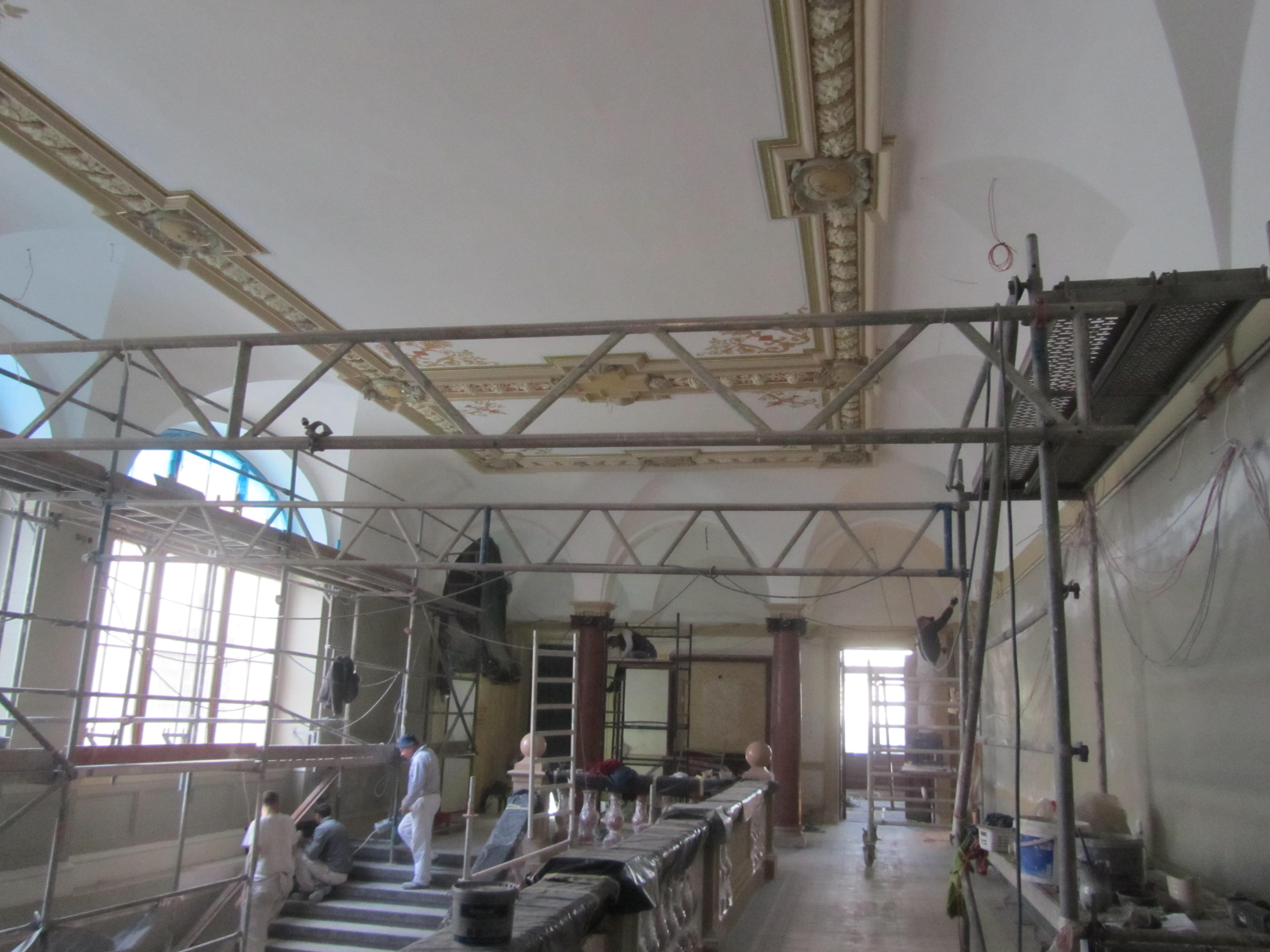 Trwają prace wewnątrz pałacu.