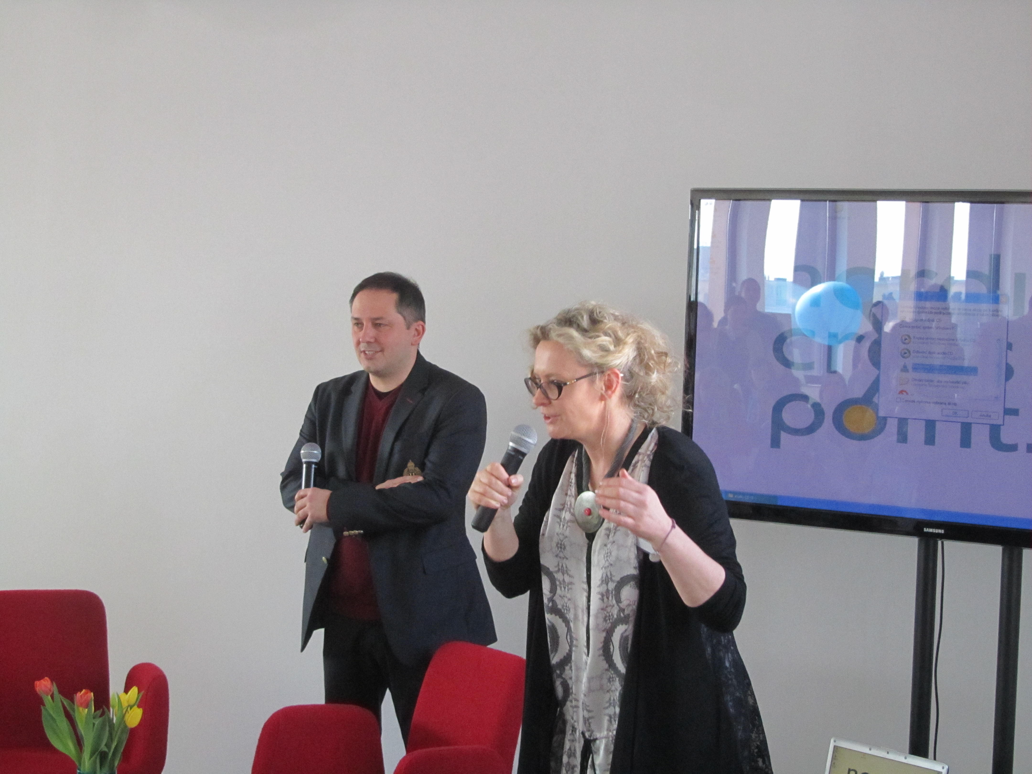 Wojciech Drożdż, wicemarszałek Województwa Zachodniopomorskiego oraz Izabela Staniszewski, prezes Polskiej Fundacji Sportu i Kultury podczas powitania uczestników Festiwalu