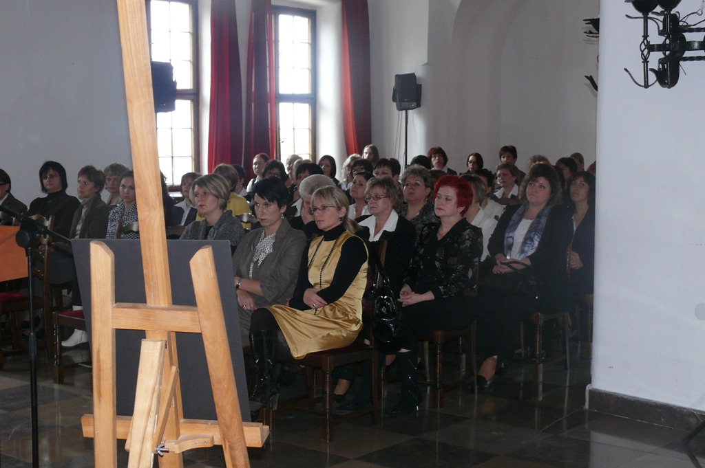 Liczne grono przybyłych gości i pracowników socjalnych