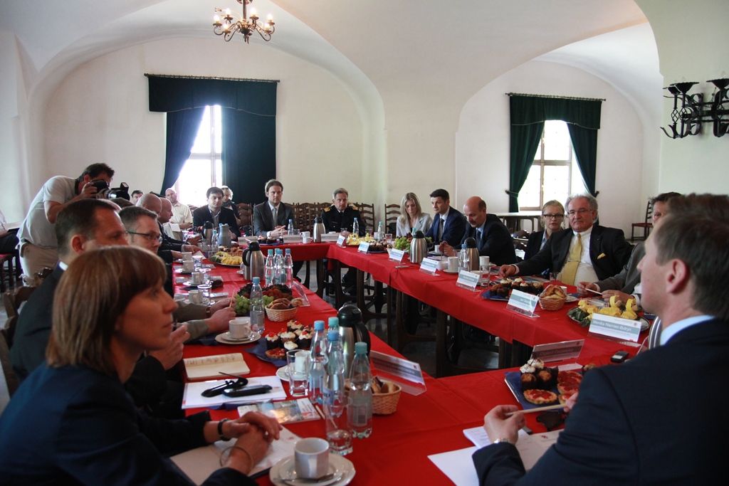 Przy stole obrad wszystkie miejsca były zajęte. Dyskusję moderował marszałek Geblewicz.