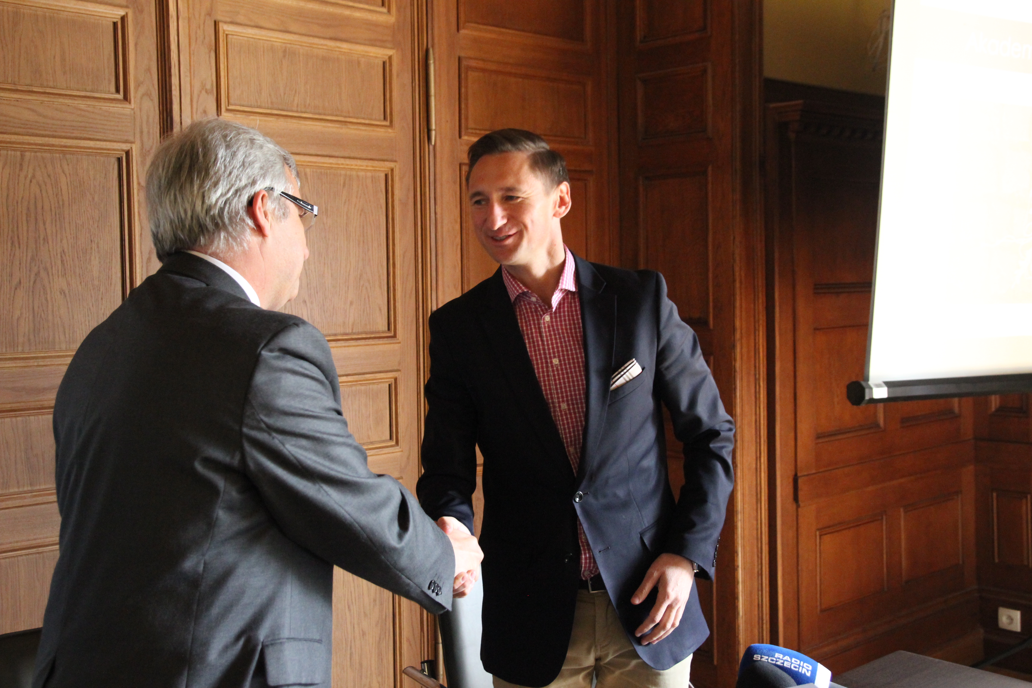 Marszałek Województwa Zachodniopomorskiego Olgierd Geblewicz i rektor Akademii Sztuki prof. Ryszard Handke podpisali 2 umowy.