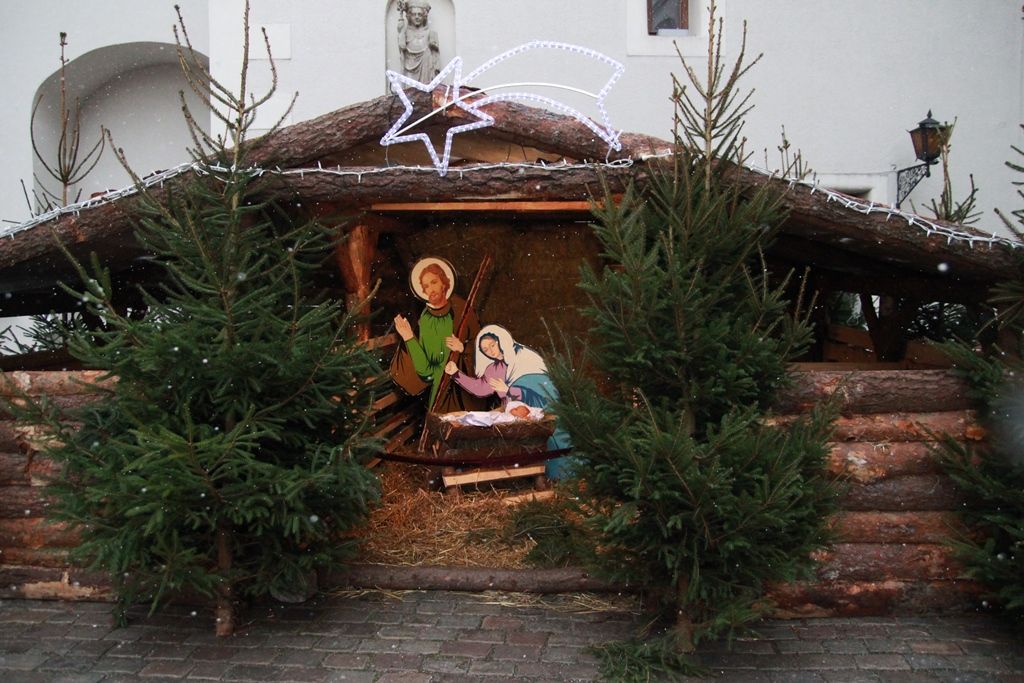 Na dziedzińcu menniczym stanęła żywa szopka oraz zagroda Świętego Mikołaja z reniferami, idealna do pamiątkowego, świątecznego zdjęcia.