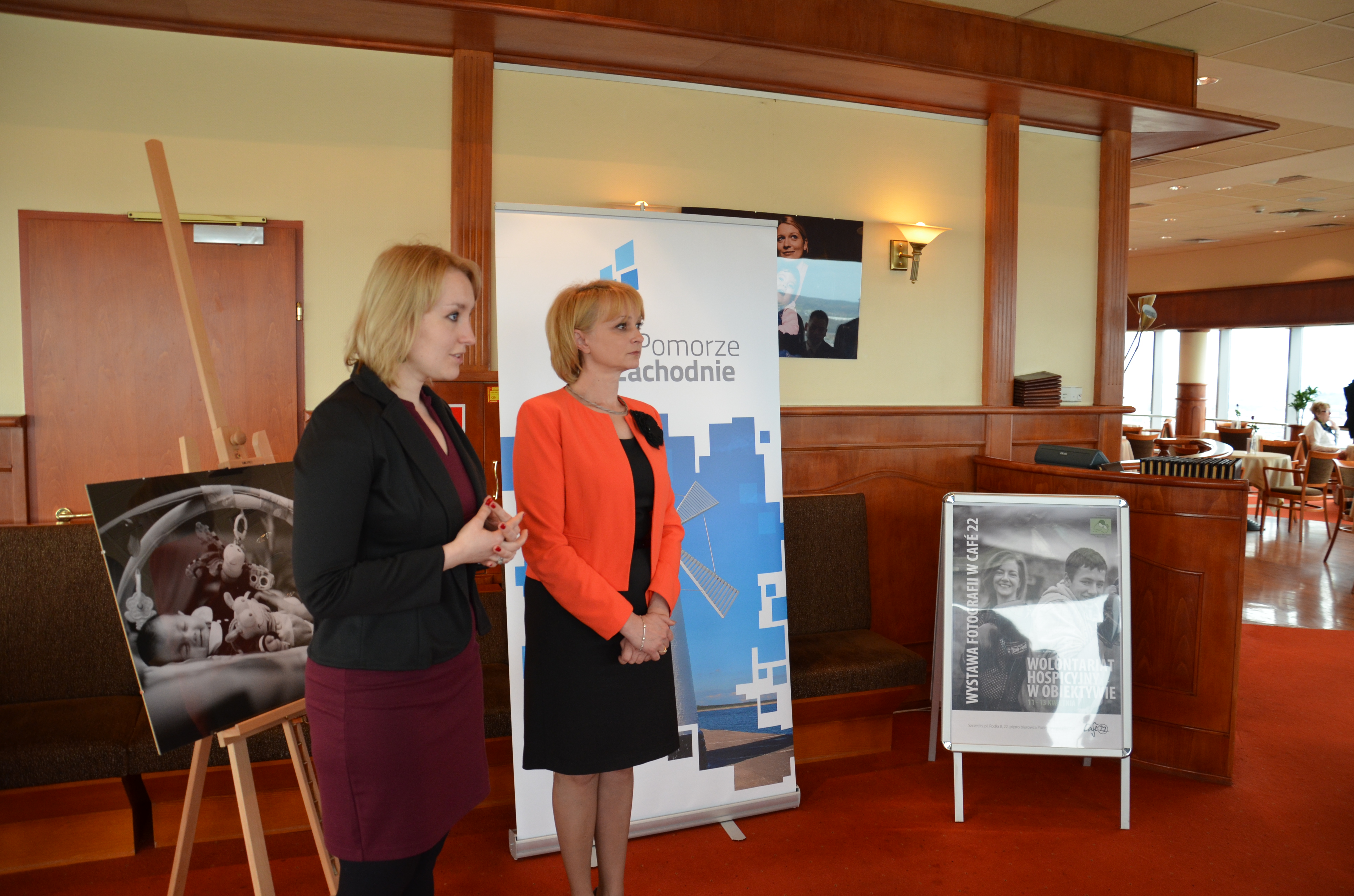 Organizatorem wystawy jest Fundacja Zachodniopomorskie Hospicjum dla Dzieci i Dorosłych, które reprezentowała prezes Kinga Krzywicka