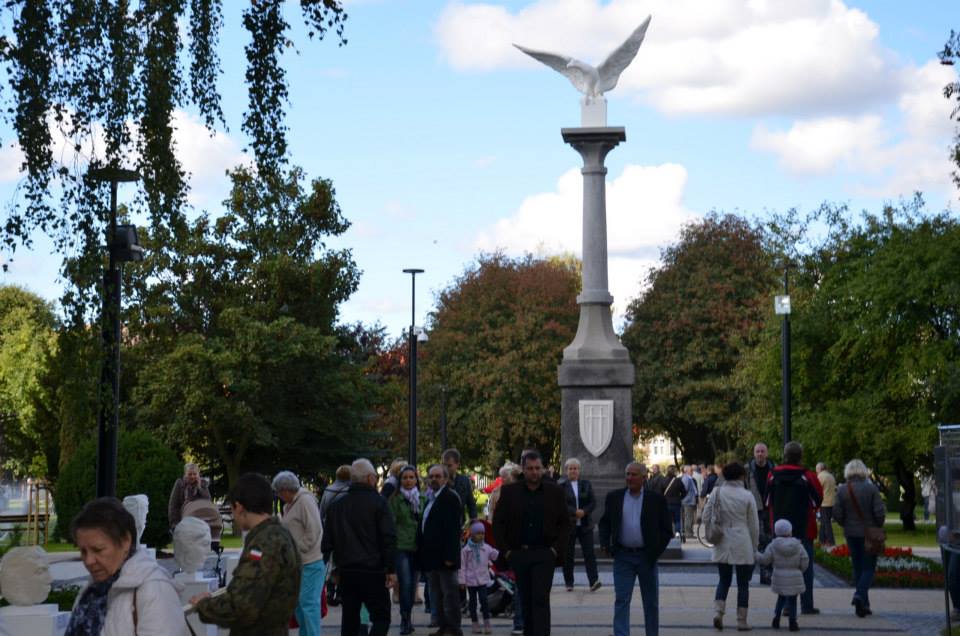 Orzeł Biały dominuje nad parkiem, którego rewitalizacja wsparta została ze środków Regionalnego Programu Operacyjnego Województwa Zachodniopomorskiego na lata 2007-2013.