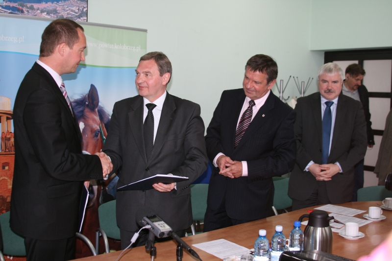 Umowa cieszy wszystkie strony. Gratulacje przyjmuje starosta Mackiewicz.