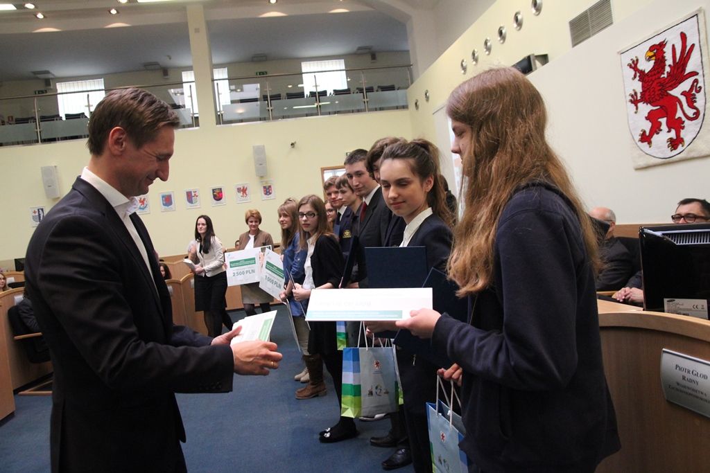 Marszałek Olgierd Geblewicz dla 10 najlepszych wręczył bilety do Brukseli. Młodzież zwiedzi miasto i odwiedzi instytucje europejskie.