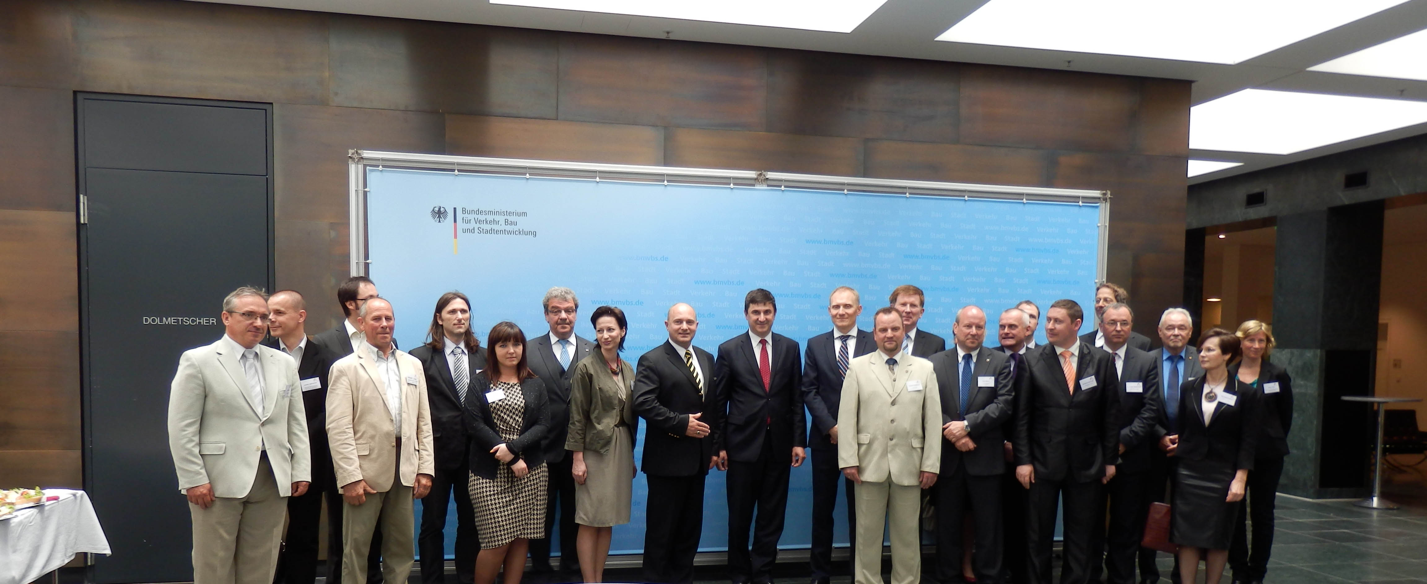 Wiceminister Marceli Niezgoda i sekretarz stanu Rainer Bomba, Magdalena Zagrzejewska i Dietmar Horn - współprzewodniczący Polsko-Niemieckiego Komitetu ds. Gospodarki Przestrzennej, wraz z autorami zwycięskich projektów.