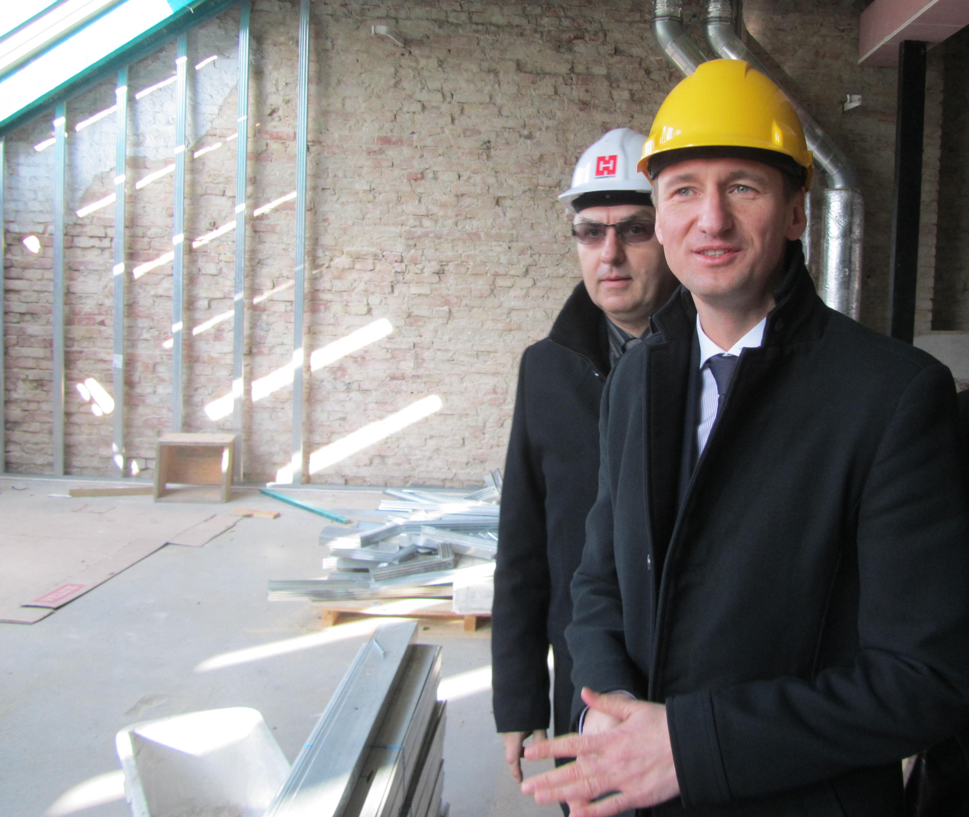 Marszałek Olgierd Geblewicz oraz rektor prof. Ryszard Handke oglądają postępy prac.