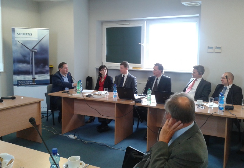 Przy dyskusyjnym stole. Pierwszy z lewej - wicemarszałek Wojciech Drożdż.