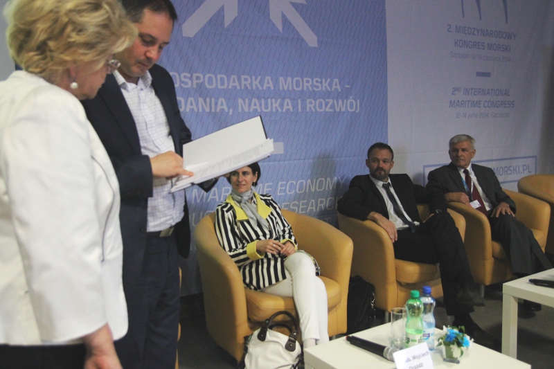 Ostatnie ustalenia przed rozpoczęciem panelu o gospodarce morskiej. Na pierwszym planie moderator, wicemarszałek Drożdż dyskutuje z prof. Christową.