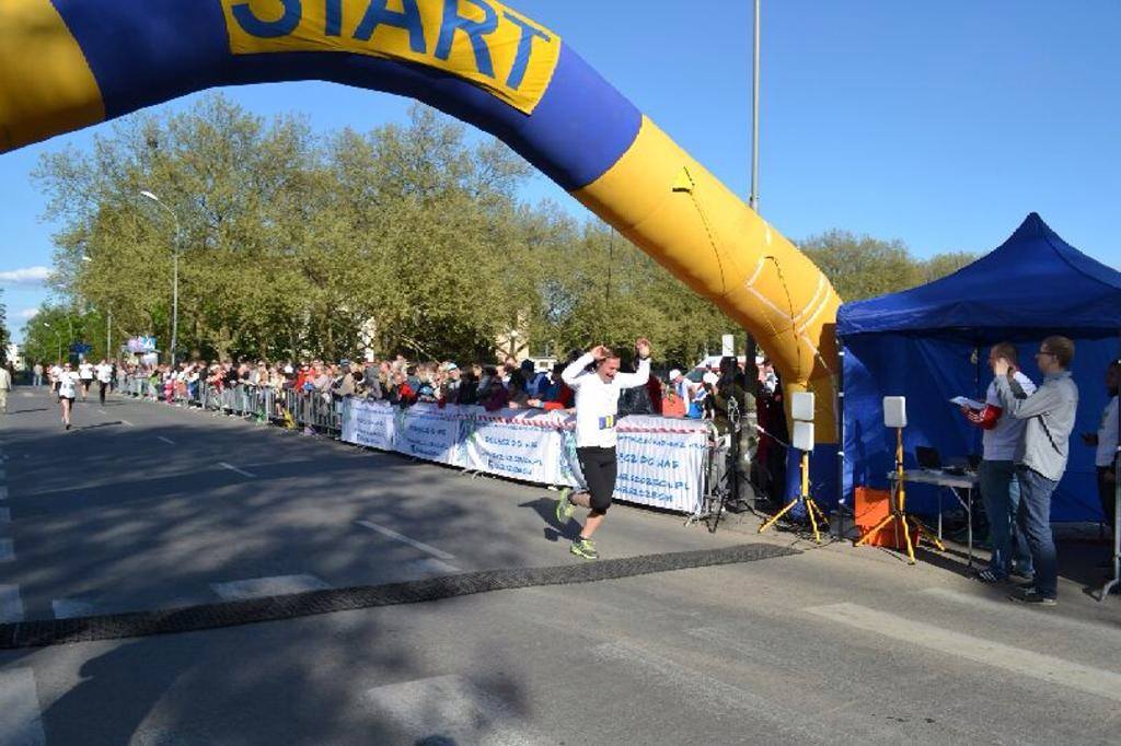Marszałek Olgierd Geblewicz przekracza linię mety 3-majowego biegu.