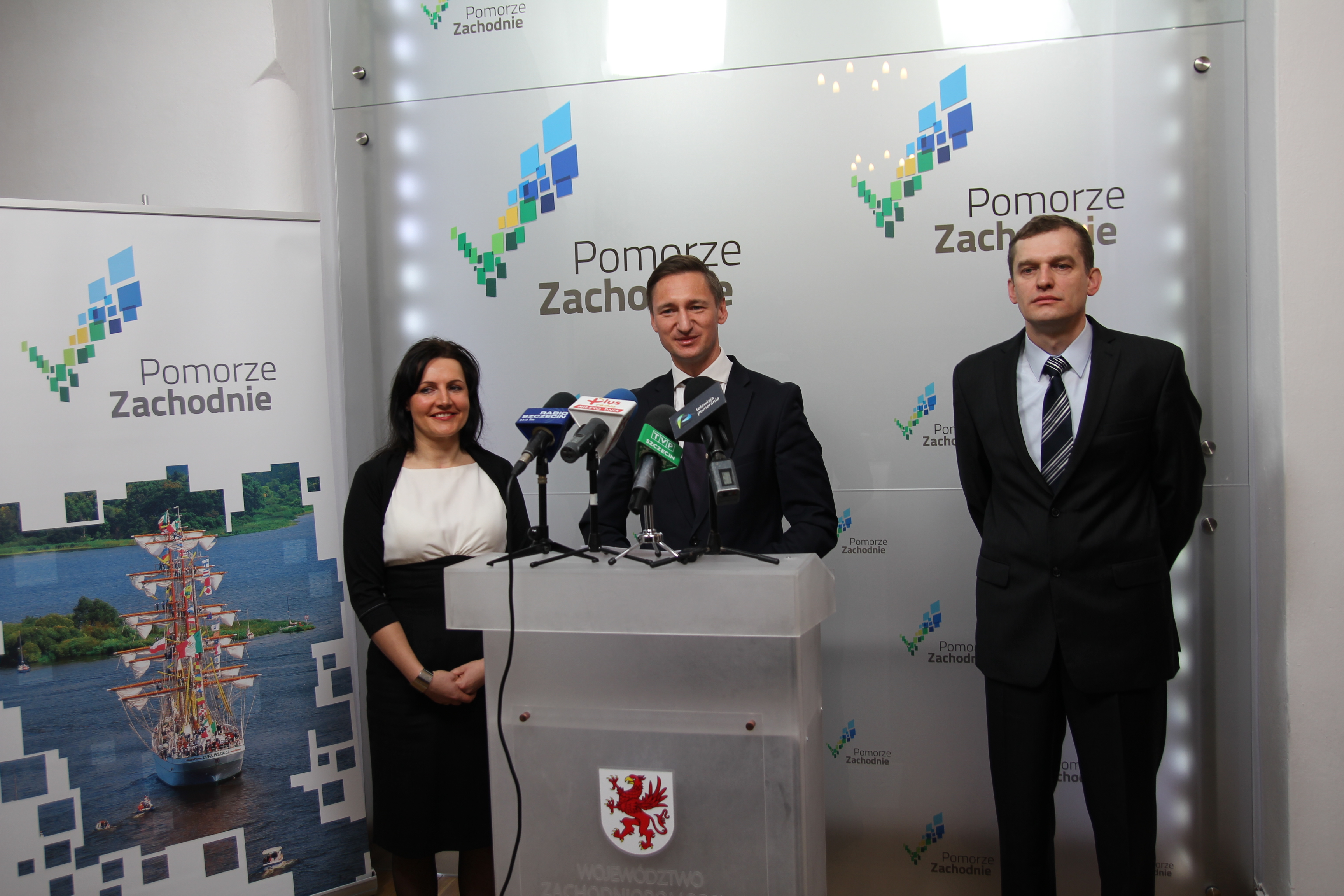 Podczas briefingu prasowego marszałek Olgierd Geblewicz przedstawił kandydata na nowego skarbnika Województwa Zachodniopomorskiego - dr. hab. Marka Dylewskiego, 14.04.2014 r.