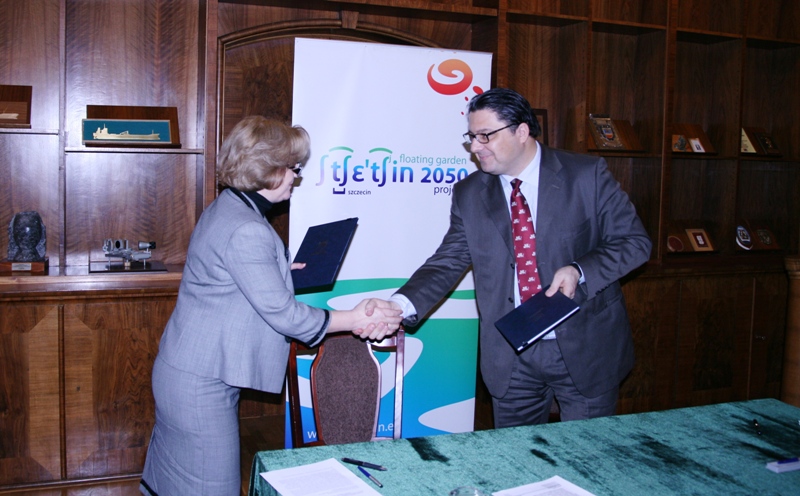 Umowy podpisane. Gratulacje z rąk Witolda Jabłońskiego odbiera Elżbieta Masojć