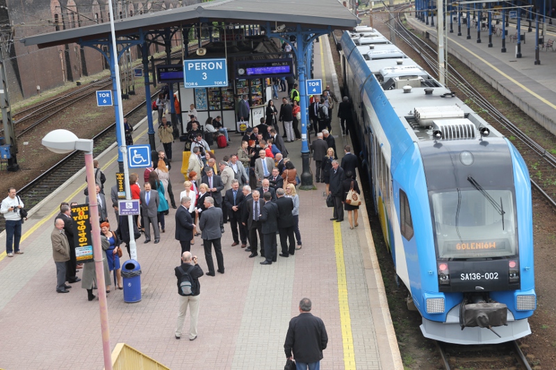 Pociąg specjalny na peronie III wkrótce wyruszy w kierunku przystanku Port Lotniczy Szczecin Goleniów.