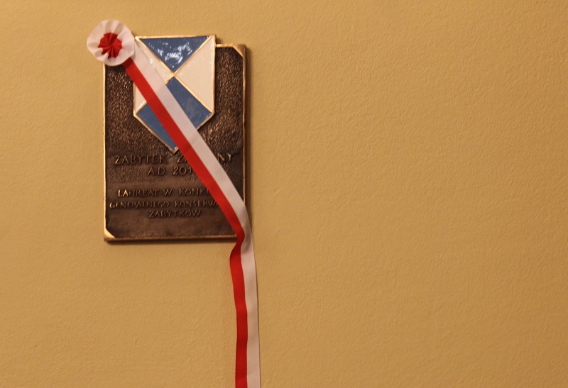 Wielka chwila małej plakietki. Od dziś na stałe zawisła w holu gmachu Urzędu Wojewódzkiego.