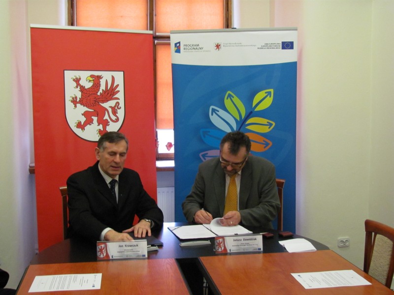 Umowę podpisują wicemarszalek Jan Krawczuk i prezes Janusz Dawidziak (w kolejności od lewej).