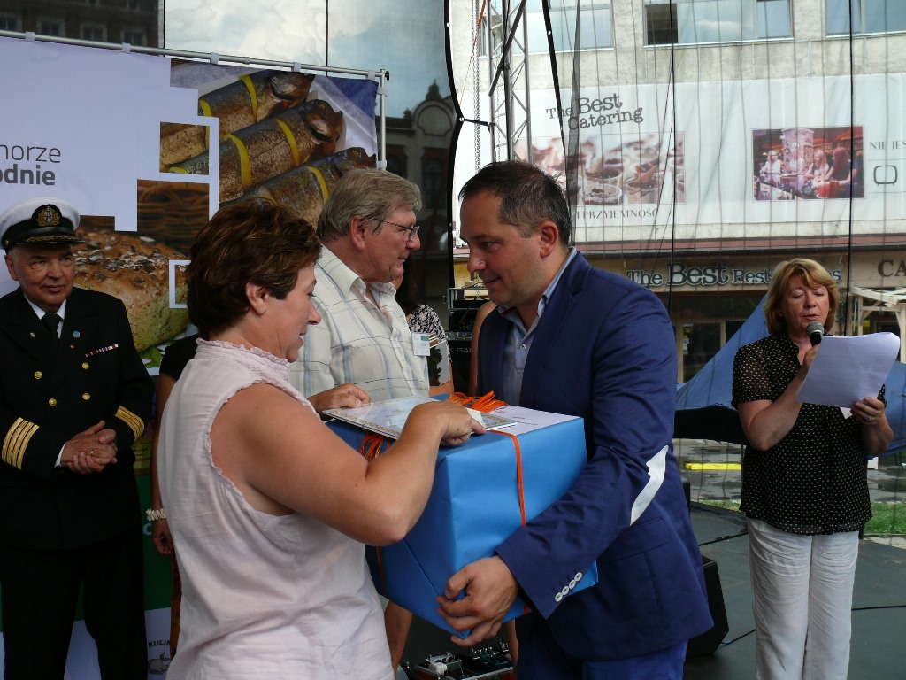 Nagrodę wręcza Wojciech Drożdż wicemarszałek Województwa Zachodniopomorskiego.