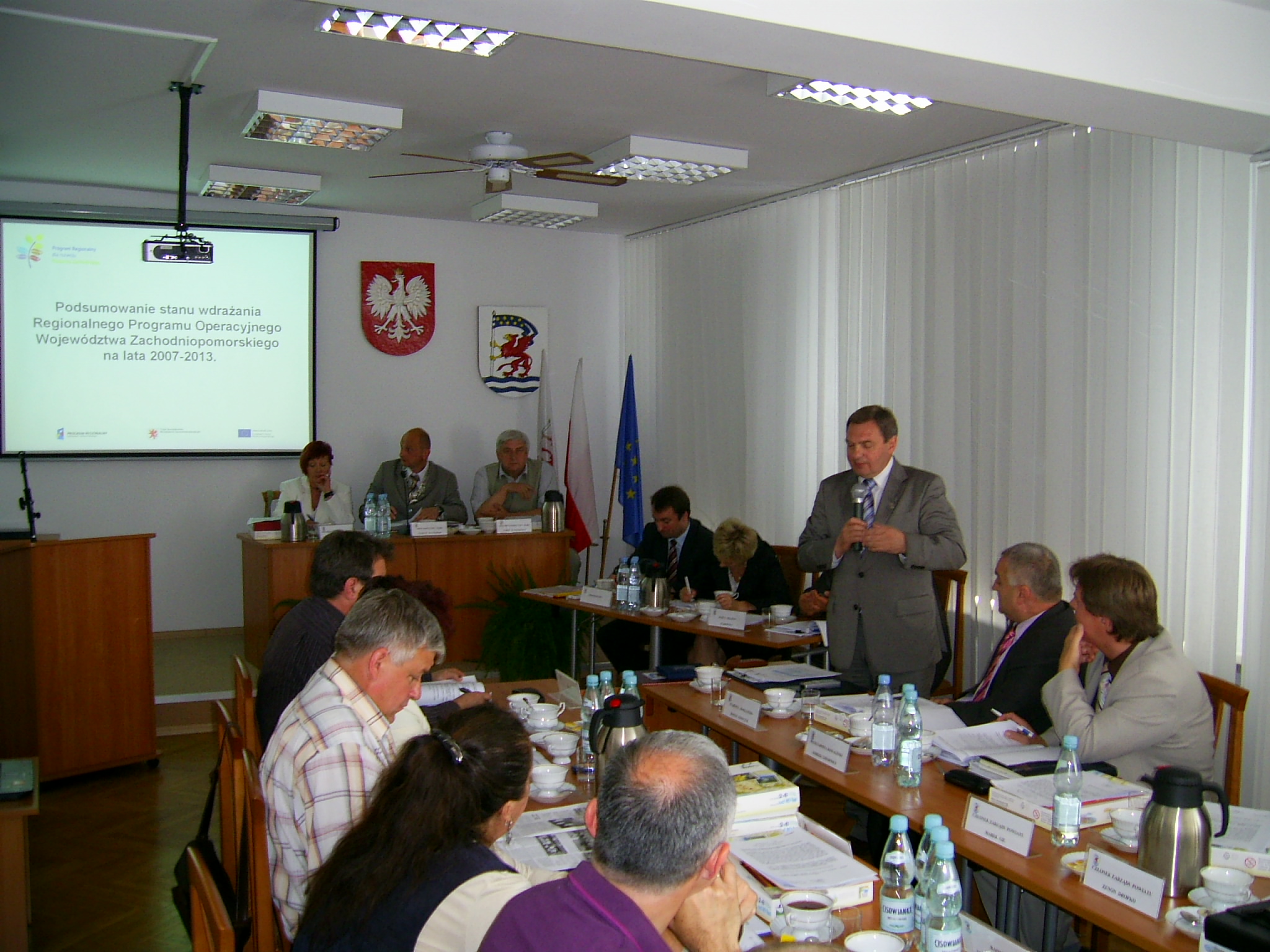 Marszałek przedstawia radnym i zgromadzonym gościom podsumowanie stanu wdrażania RPO WZ na lata 2007 - 2013