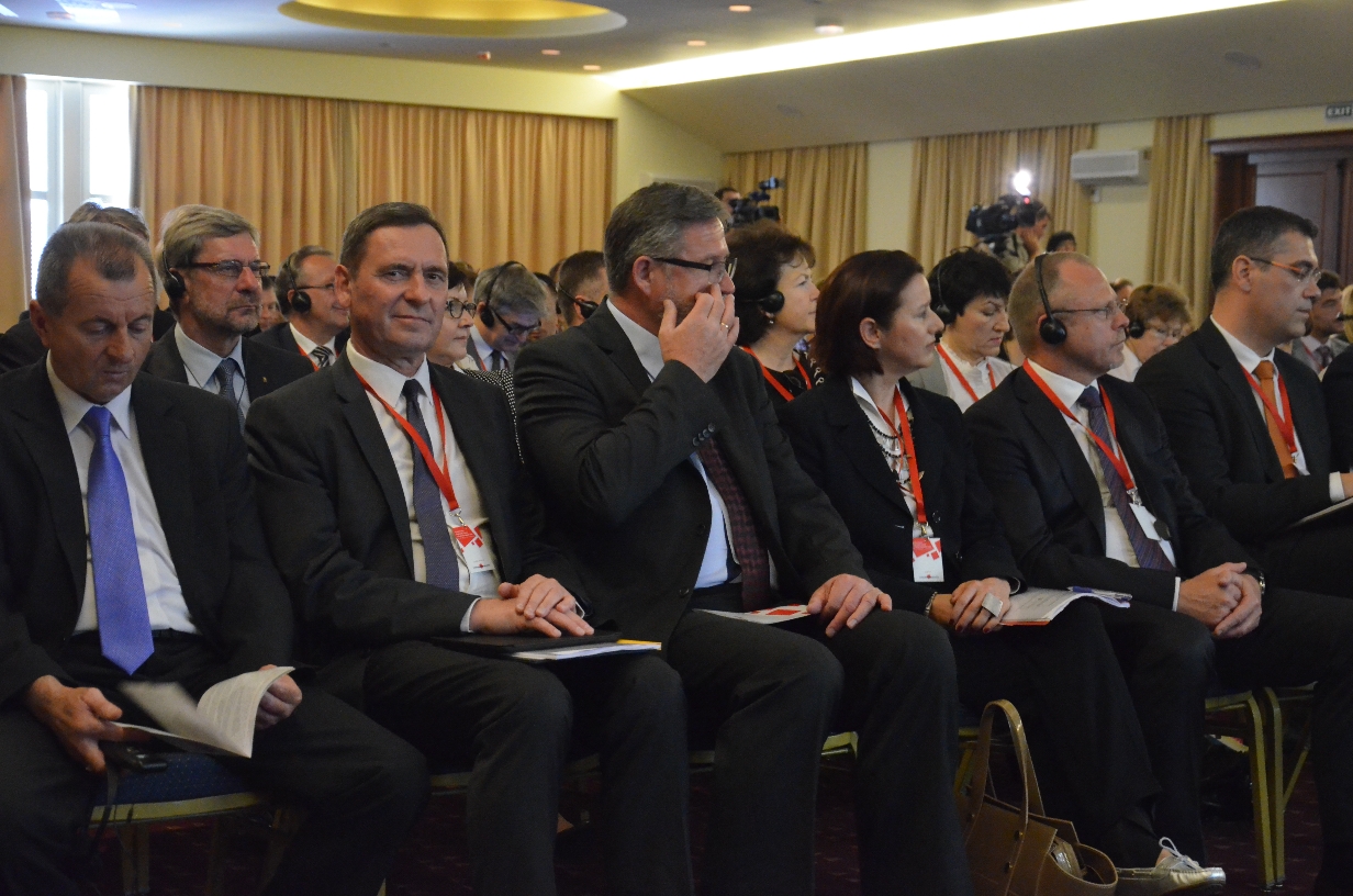 Podczas Forum w PrimoÅ¡ten. W pierwszym rzędzie wicemarszałek Jakubowski (drugi z lewej).