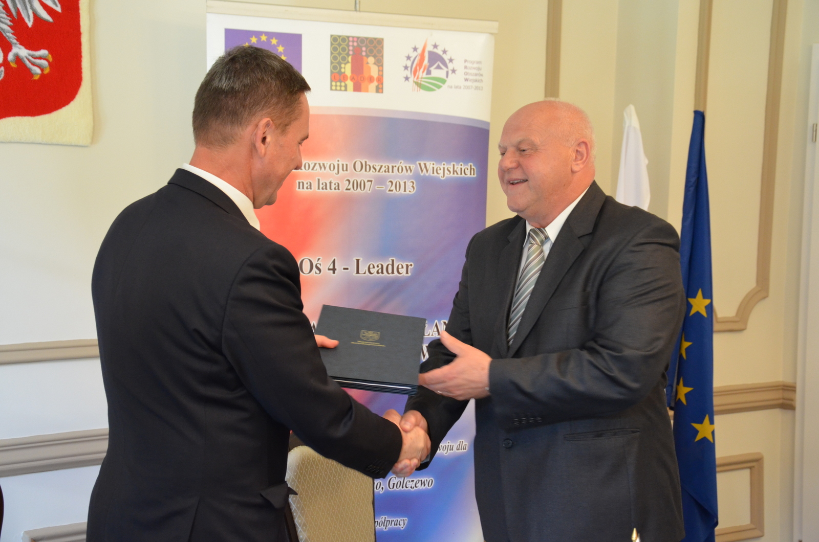Wicemarszałek Województwa Zachodniopomorskiego Andrzej Jakubowski (z lewej) i zastępca burmistrza Golczewa Józef Malec.