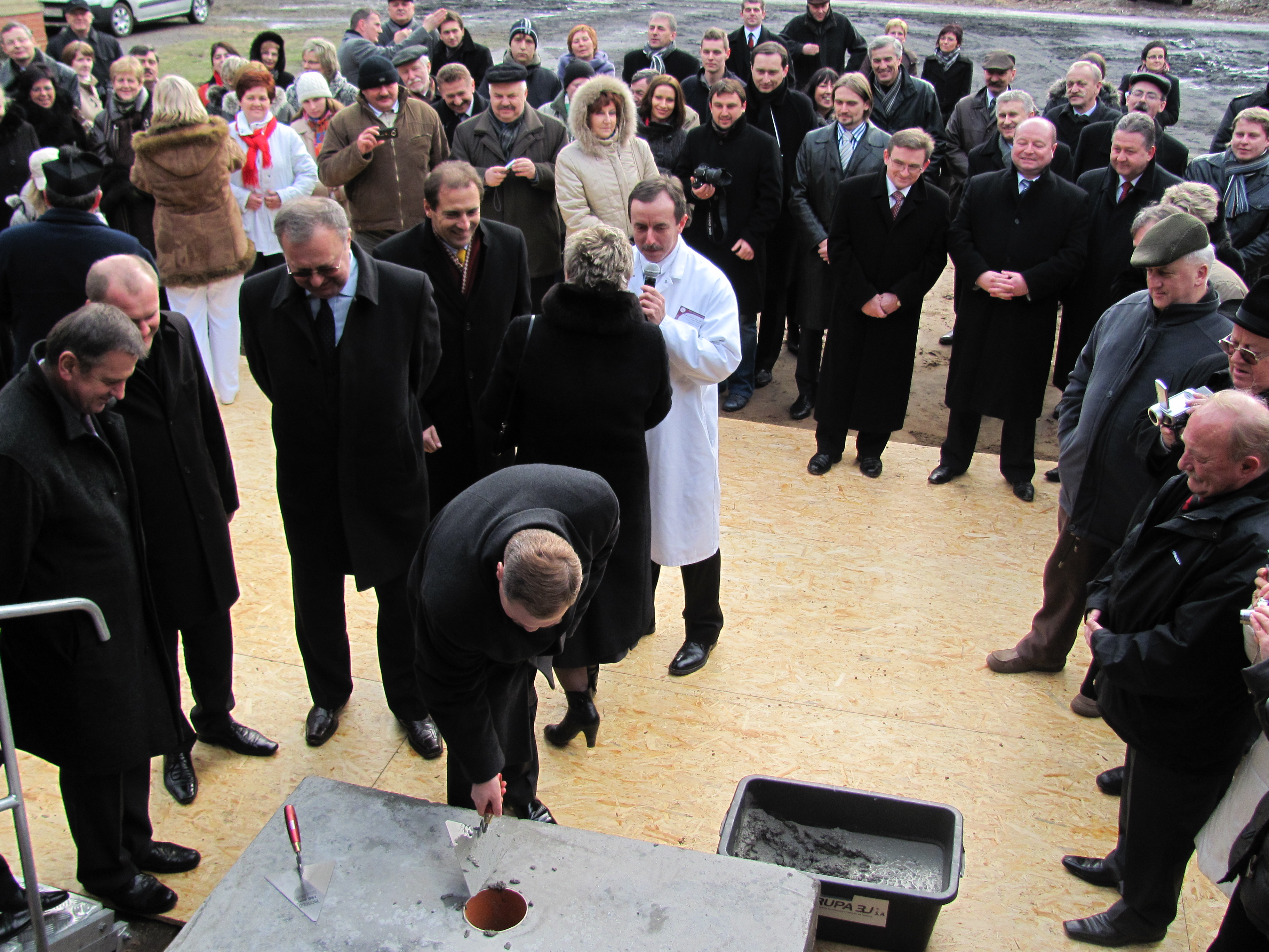 Moment wmurowania kamienia węgielnego