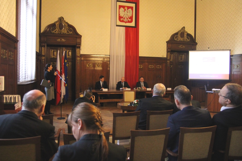 Widok na salę obrad. W głębi - prezydium z prezesem Henrykiem Majchrzakiem, wojewodą Marcinem Zydorowiczem i wicemarszałkiem Wojciechem Drożdżem.