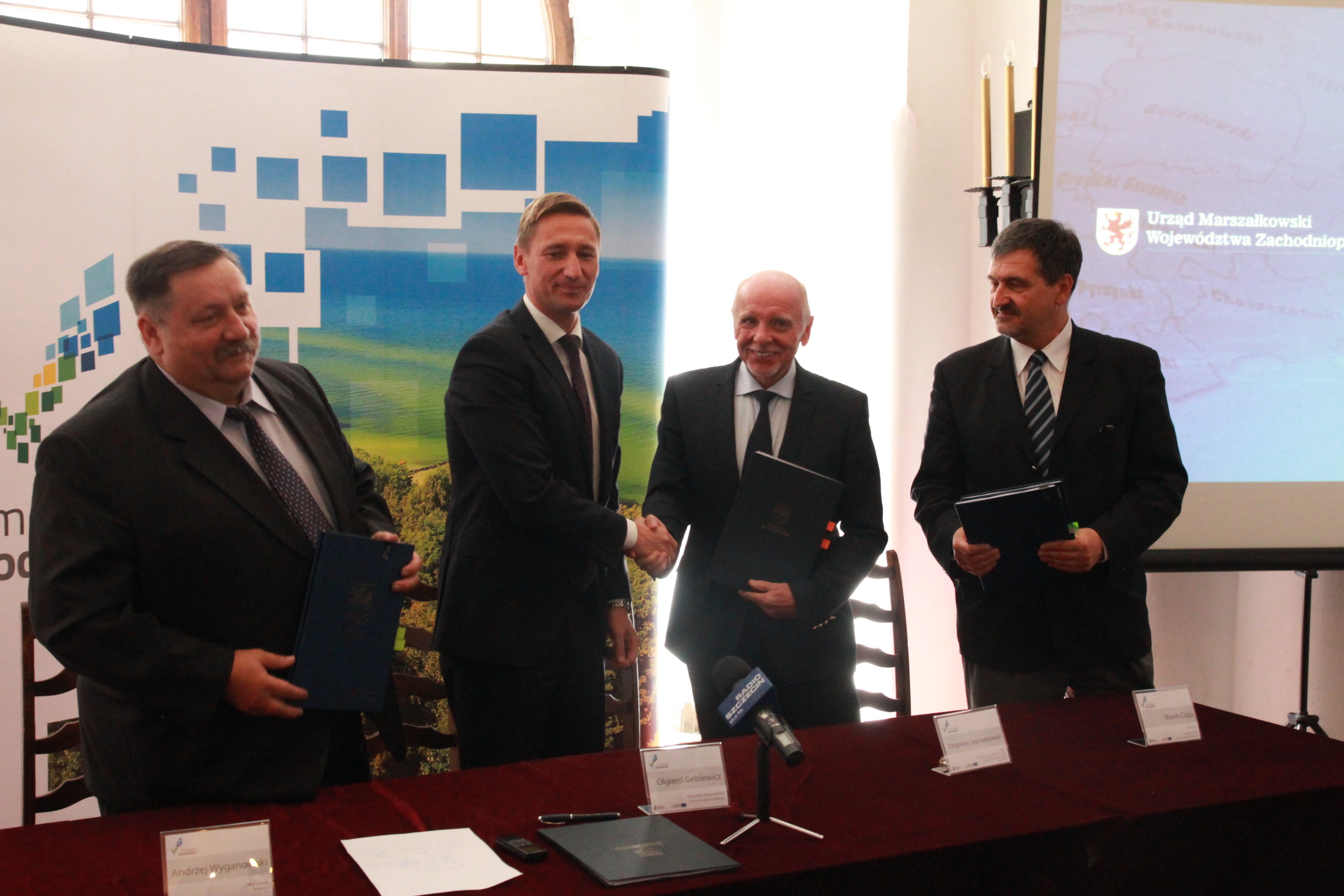 Marszałek Województwa Zachodniopomorskiego Olgierd Geblewicz (drugi z lewej) oraz prezes Stowarzyszenia Związku Portów i Przystani Żeglarskich Jachtowych LOT ZSzŻ Zbigniew Jagniątkowski.