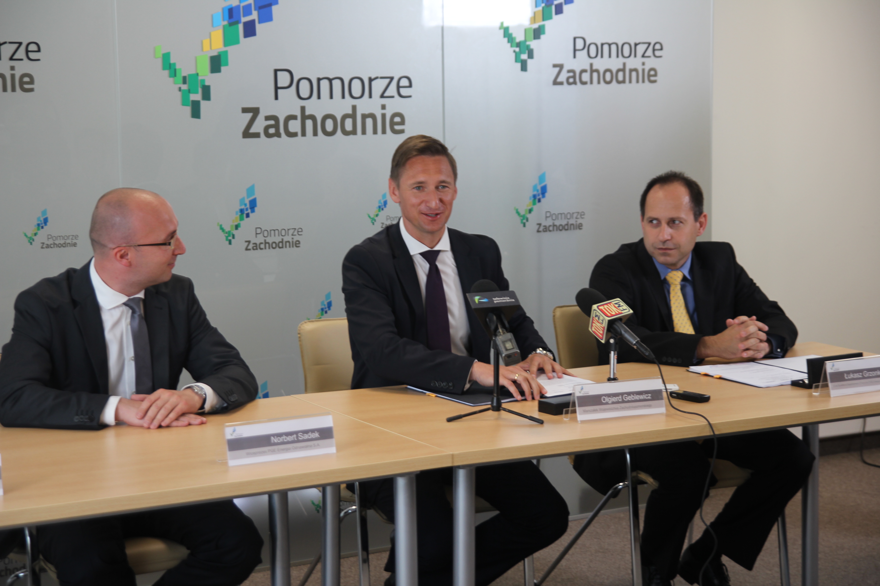 Podpisanie umowy połączone z konferencją prasową w sprawie budowy farmy wiatrowej Resko z udziałem marszałka Województwa Zachodniopomorskiego Olgierda Geblewicza (drugi z prawej).