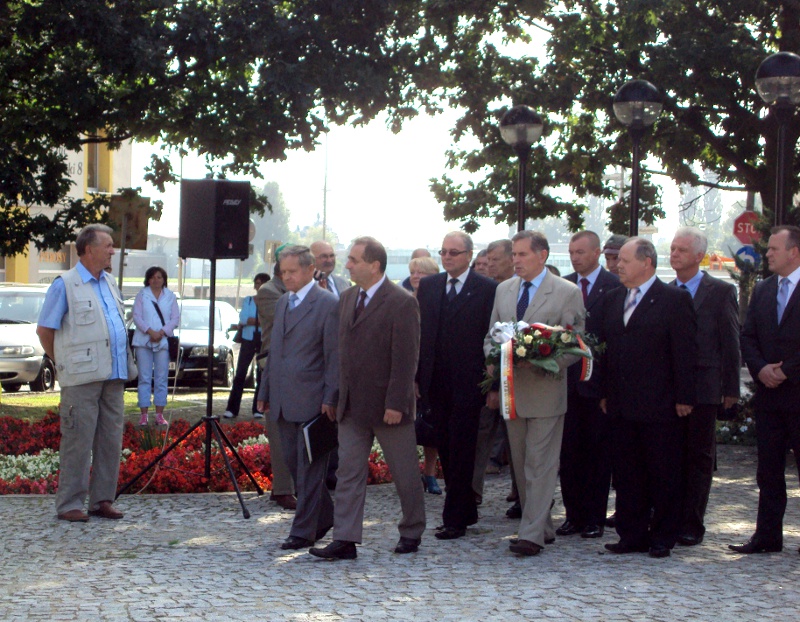 Złożenie kwiatów pod pomnikiem Bohaterom Walk o Niepodległość w Świnoujściu.