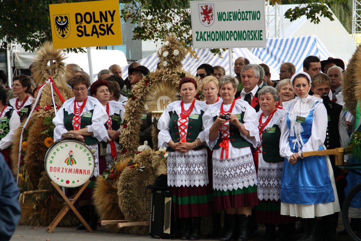 Grupa wieńcowa prezentująca wieniec z województwa zachodniopomorskiego