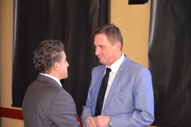 Pierwsze konsultacje rozpoczęły się jeszcze przed formalnym otwarciem spotkania. Wicemarszałek Jakubowski (z prawej) rozmawia z wicestarostą świdwińskim Romanem Kozubkiem.