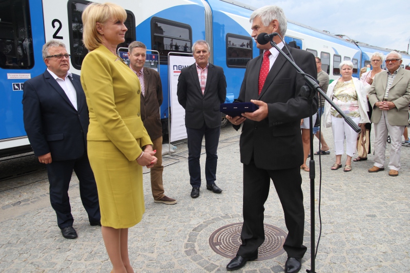 Piotr Kołodziejczak przekazuje kasetę z kluczem marszałek Annie Mieczkowskiej.