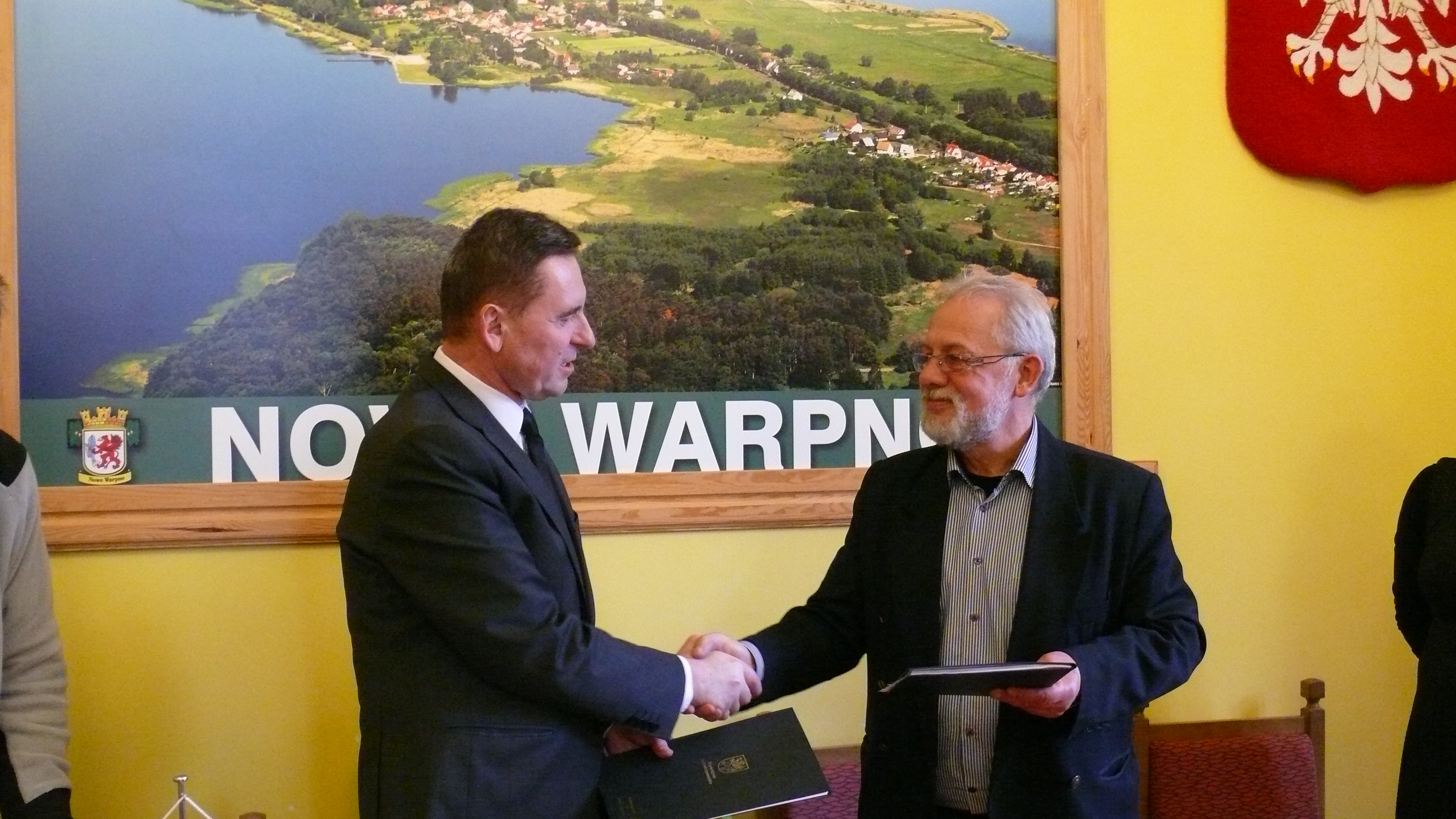 Wymiana podpisanych dokumentów pomiędzy wicemarszałkiem Województwa Zachodniopomorskiego Andrzejem Jakubowskim (z lewej) i burmistrzem Nowego Warpna Władysławem Kiragą (z prawej). Kwota wsparcia z Regionalnego Programu Operacyjnego Województwa Zachodniopomorskiego na lata 2007-2013 wyniesie ponad 580 tysięcy złotych.